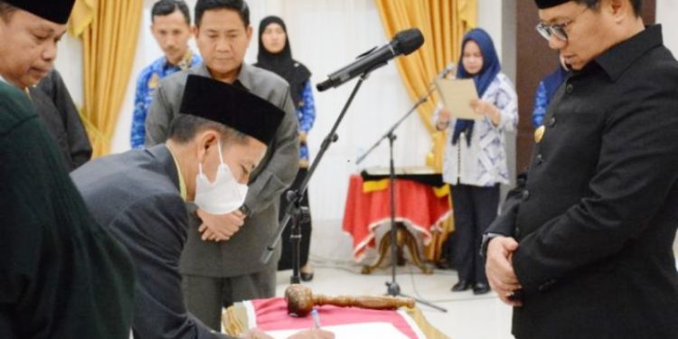 Penjabat Gubernur Gorontalo Hamka Hendra Noer malantik Kepala Dinas Kesehatan Provinsi Gorontalo Anang S. Otoluwa.