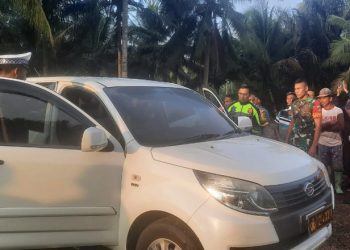Petugas Polres Gorontalo bersama TNI melakukan evakuasi korban di dalam mobil di pinggir jalan GORR Desa Ombulo, Kecamatan Limboto Barat, Kabupaten Gorontalo.