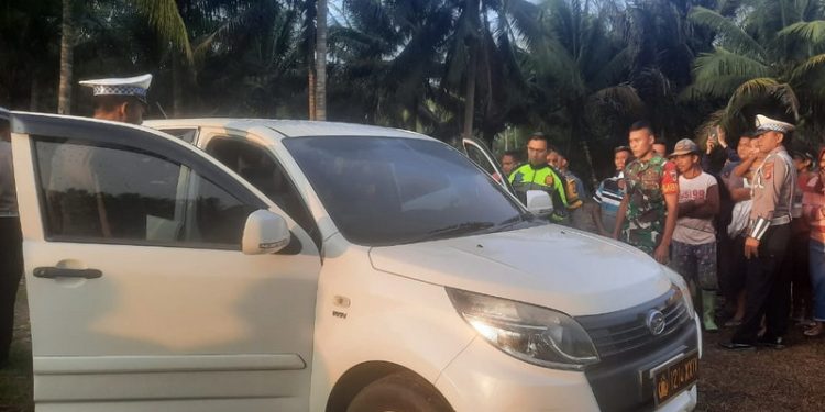 Petugas Polres Gorontalo bersama TNI melakukan evakuasi korban di dalam mobil di pinggir jalan GORR Desa Ombulo, Kecamatan Limboto Barat, Kabupaten Gorontalo.