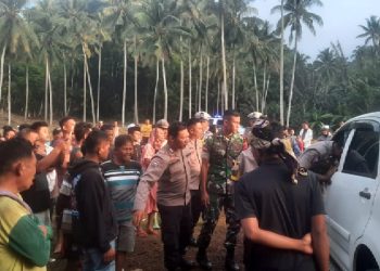 Petugas Polres Gorontalo bersama TNI melakukan evakuasi korban di dalam mobil di pinggir jalan GORR Desa Ombulo, Kecamatan Limboto Barat, Kabupaten Gorontalo