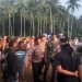 Petugas Polres Gorontalo bersama TNI melakukan evakuasi korban di dalam mobil di pinggir jalan GORR Desa Ombulo, Kecamatan Limboto Barat, Kabupaten Gorontalo