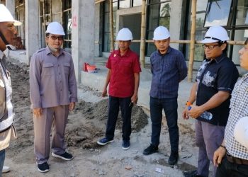 jajaran anggota DPRD Komisi II Bone Bolango melakukan peninjauan proyek PEN GOR Bulontalangi, Selasa (14/3/2023). (Foto: Putra/Gopos)