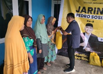 Wakil Ketua DPRD Kabupaten Bone Bolango, Zainuddin Pedro Bau berbagi talih asih jelang bulan suci Ramadhan 1444 Hijriah di Desa Bongoime Kecamatan Tilongkabila, Kabupaten Bone Bolango, Rabu (22/3/2023). (Foto: Putra/Gopos)