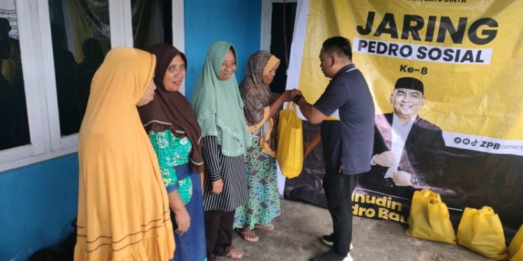 Wakil Ketua DPRD Kabupaten Bone Bolango, Zainuddin Pedro Bau berbagi talih asih jelang bulan suci Ramadhan 1444 Hijriah di Desa Bongoime Kecamatan Tilongkabila, Kabupaten Bone Bolango, Rabu (22/3/2023). (Foto: Putra/Gopos)