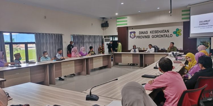 Kepala Dinas Kesehatan Provinsi Gorontalo, Anang Otoluwa bersama jajaran Dinas Kesehatan Provinsi Gorontalo membahas indikator program kinerja tahun 2023 di Aula Kantor Dinas Kesehatan Provinsi Gorontalo, Kamis (30/3/2023). (Foto: Putra/Gopos)