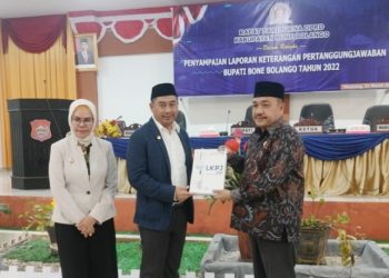 Dewan Perwakilan Rakyat Daerah DPRD Kabupaten Bone Bolango menerima Laporan Keterangan Pertanggungjawaban Bupati Bone Bolango, Hamim Pou saat rapat paripurna dengan agenda penyampaian LKPJ 2022, di ruang rapat paripurna DPRD Kabupaten Bone Bolango, Jumat (31/3/2023). (Foto: Putra/Gopos)
