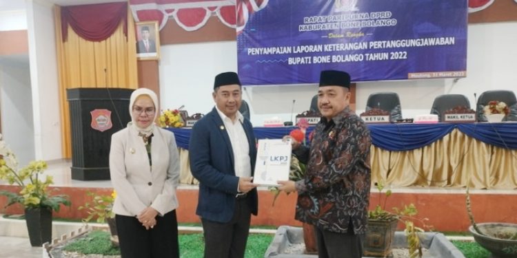 Dewan Perwakilan Rakyat Daerah DPRD Kabupaten Bone Bolango menerima Laporan Keterangan Pertanggungjawaban Bupati Bone Bolango, Hamim Pou saat rapat paripurna dengan agenda penyampaian LKPJ 2022, di ruang rapat paripurna DPRD Kabupaten Bone Bolango, Jumat (31/3/2023). (Foto: Putra/Gopos)