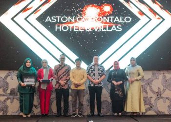 Pemberian penghargaan kepada pelanggan Aston Gorontalo Hotel & Village pada acara Corporate Gathering, Senin (20/3/2023) di Ballroom Hotel Aston, Kota Gorontalo (Dok. Aston)