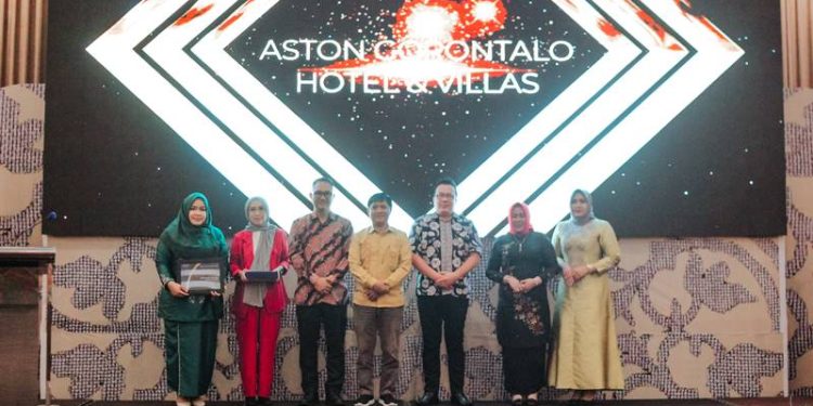Pemberian penghargaan kepada pelanggan Aston Gorontalo Hotel & Village pada acara Corporate Gathering, Senin (20/3/2023) di Ballroom Hotel Aston, Kota Gorontalo (Dok. Aston)