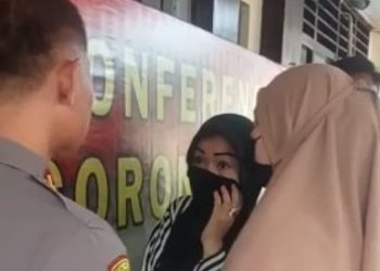 Ibu dan Anak, UN dan AU, terduga pencuri emas di Toko Bintang Emas Kota Gorontalo dihadirkan pada Konferensi Pers oleh Polresta Gorontalo Kota, Rabu (1/3/2023). (sari/gopso)