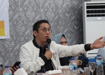Anggota DPRD kota Gorontalo, Jemmy Mamangkey saat melakukan reses masa sidang dua tahun 2023 di  kantor kecamatan Kota Timur, kota Gorontalo. Senin (20/3/2023). Foto Humas