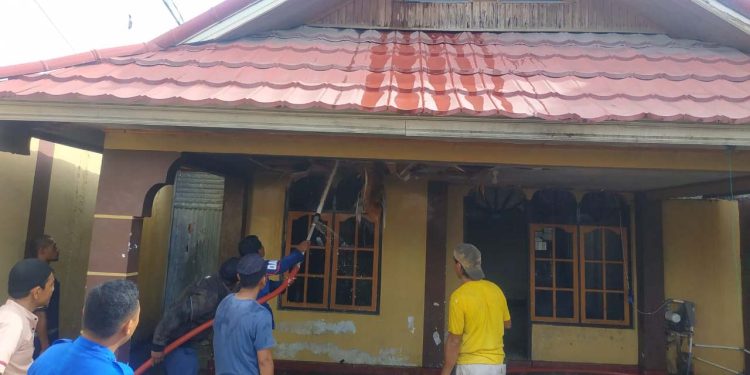 Sebuah Rumah Milik, Haji Masali, warga Desa Marisa Selatan, Kecamatan Marisa, Pohuwato, nyaris terbakar, Kamis 02/03/2023 (Yusuf/Gopos)