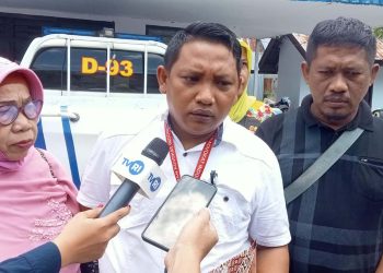 Keluarga korban, kecelakaan lalu lintas di depan rumah makan domestique, Jl Arif Rahman Hakim, kecamatan Kota Tengah, Kota Gorontalo, saat mengunjungi unit Lakalanas Polresta Gorontalo Kota, Kamis (16/3/2023). (Sari/gopos)