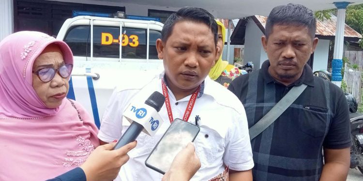 Keluarga korban, kecelakaan lalu lintas di depan rumah makan domestique, Jl Arif Rahman Hakim, kecamatan Kota Tengah, Kota Gorontalo, saat mengunjungi unit Lakalanas Polresta Gorontalo Kota, Kamis (16/3/2023). (Sari/gopos)