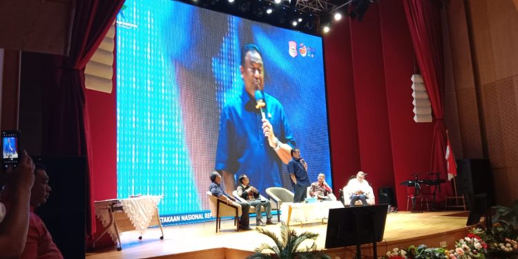 Wakil Ketua DPR RI, Rachmat Gobel saat menjadi pembicara pada launching Buku yang berjudul Belajar Dari Bone Bolango. Mengkaji Kebijakan Pengentasan Kemiskinan di Perdesaan, Senin (27/3/2023)