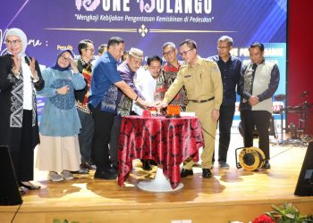 Bupati, Hamim Pou dan Kepala Perpustakaan Nasional Republik Indonesia, Muhammad Syarif Bando saat melaunching buku yang berjudul Belajar Dari Bone Bolango. Mengkaji Kebijakan Pengentasan Kemiskinan di Perdesaan, Senin (27/3/2023). (Foto Istimewa)