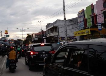 Situasi lalu lintas di beberapa ruas jalan protokol di Kota Gorontalo dipadati kendaraan seiring antusiasme masyarakat menyambut ramadan. (andi arifudin/gopos)