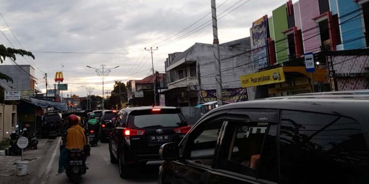 Situasi lalu lintas di beberapa ruas jalan protokol di Kota Gorontalo dipadati kendaraan seiring antusiasme masyarakat menyambut ramadan. (andi arifudin/gopos)