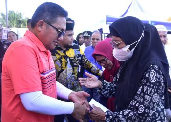 Wali Kota Gorontalo, Marten Taha, menyerahkan secara simbolis bahan pangan murah, Jumat (17/3/2023).(Nita/gopos)