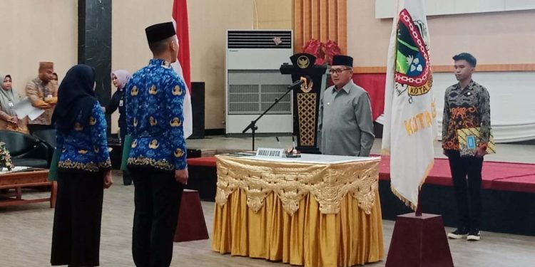 Wali Kota Gorontalo, Marten Taha, melantik PNS jabatan fungsional bidang kesehatan di Lingkungan Pemkot Gorontalo, Jumat (24/3/2023)