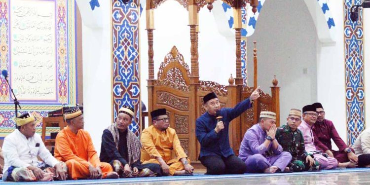 Prosesi Adat Mo Tenggeyamo Pemerintah Kabupaten Bone Bolango dalam rangka penentuan 1 Ramadan 1444 H yang digelar di Masjid Baitul Haq Islamic Center, Selasa (21/3/2023). (Foto Onal/Prokopim)