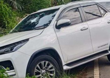Mobil dinas Wabup Mukomuko, Bengkulu, Wasri, mengalami kecelakaan. (istimewa)