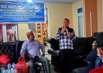 Aleg Dekot Gorontalo, Muksin Brekat, saat menggelar reses di Kecamatan Kota Selatan, Kota Gorontalo.(Sari/gopos)