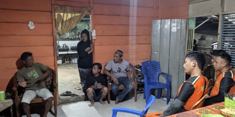 Ahmad Adam Terombang ambil di tengah laut Teluk Tomini