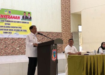 Bupati Gorontalo, Nelson Pomalingo, menyampaikan sambutan pada penyerahan SK Pendamping PKH dan TKSK di Kabupaten Gorontalo