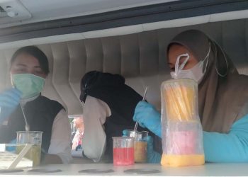 Pengecekan sampel takjil oleh petugas BPOM di Gorontalo.