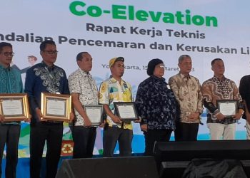 Kepala Dinas Lingkungan Hidup, Pertanahan, dan Perhubungan (DLHPP) Bone Bolango, Kusno saat menerima penghargaan IKLH yang diserahkan langsung oleh Menteri Lingkungan Hidup dan Kehutanan Republik Indonesia, Siti Nurbaya Bakar pada kegiatan Rapat Kerja Pengendalian Pencemaran dan Kerusakan Lingkungan di Yogyakarta, Rabu (15/3/2023). (Foto Istimewa)