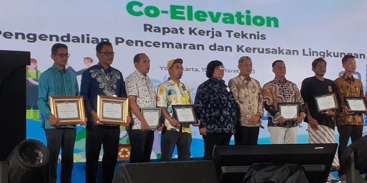 Kepala Dinas Lingkungan Hidup, Pertanahan, dan Perhubungan (DLHPP) Bone Bolango, Kusno saat menerima penghargaan IKLH yang diserahkan langsung oleh Menteri Lingkungan Hidup dan Kehutanan Republik Indonesia, Siti Nurbaya Bakar pada kegiatan Rapat Kerja Pengendalian Pencemaran dan Kerusakan Lingkungan di Yogyakarta, Rabu (15/3/2023). (Foto Istimewa)