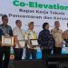 Kepala Dinas Lingkungan Hidup, Pertanahan, dan Perhubungan (DLHPP) Bone Bolango, Kusno saat menerima penghargaan IKLH yang diserahkan langsung oleh Menteri Lingkungan Hidup dan Kehutanan Republik Indonesia, Siti Nurbaya Bakar pada kegiatan Rapat Kerja Pengendalian Pencemaran dan Kerusakan Lingkungan di Yogyakarta, Rabu (15/3/2023). (Foto Istimewa)