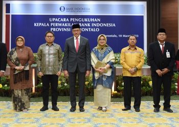 Ketua DPRD Provinsi Gorontalo, Paris Jusuf (karawo kuning) berpose bersama dengan Deputi Gubernur Bank Indonesia, Dody Budi Waluyo (tengah) dalam pengukuhan Kepala KPwBI Provinsi Gorontalo.(dok. Humas BI)