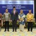 Ketua DPRD Provinsi Gorontalo, Paris Jusuf (karawo kuning) berpose bersama dengan Deputi Gubernur Bank Indonesia, Dody Budi Waluyo (tengah) dalam pengukuhan Kepala KPwBI Provinsi Gorontalo.(dok. Humas BI)