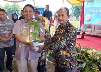 Kepala Perwakilan Bank Indonesia Gorontalo, Dian Nugraha (kiri) menyerahkan benih cabai kepada kelompok tani di Desa Buhu, Kecamatan Telaga Jaya, Kabupaten Gorontalo dalam peluncuran GNPIP 2023. (hasan/gopos)