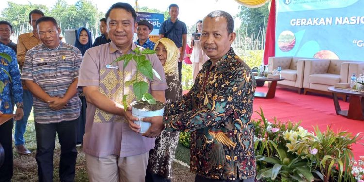 Kepala Perwakilan Bank Indonesia Gorontalo, Dian Nugraha (kiri) menyerahkan benih cabai kepada kelompok tani di Desa Buhu, Kecamatan Telaga Jaya, Kabupaten Gorontalo dalam peluncuran GNPIP 2023. (hasan/gopos)