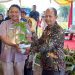 Kepala Perwakilan Bank Indonesia Gorontalo, Dian Nugraha (kiri) menyerahkan benih cabai kepada kelompok tani di Desa Buhu, Kecamatan Telaga Jaya, Kabupaten Gorontalo dalam peluncuran GNPIP 2023. (hasan/gopos)