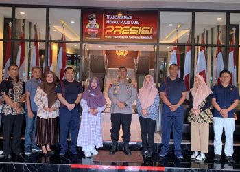 Direktorat Polairud Polda Gorontalo, Kombel Pol Saiful Alam (tengah) berpose bersama dengan jajaran Dinas Perikanan dan Kelautan Provinsi Gorontalo pada Jumat Curhat, (3/3/2023). (Dok. Humas Polda Gorontalo)