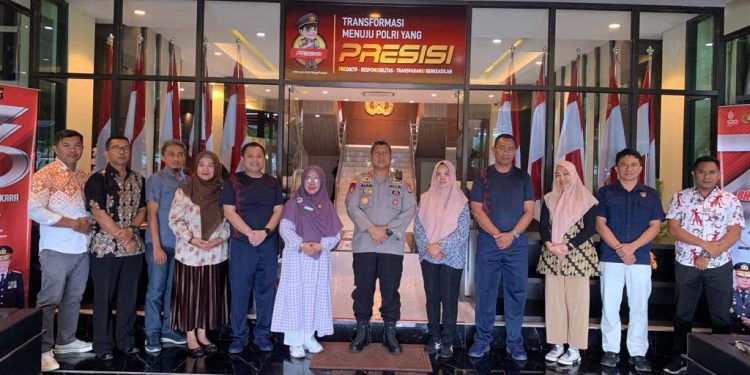 Direktorat Polairud Polda Gorontalo, Kombel Pol Saiful Alam (tengah) berpose bersama dengan jajaran Dinas Perikanan dan Kelautan Provinsi Gorontalo pada Jumat Curhat, (3/3/2023). (Dok. Humas Polda Gorontalo)