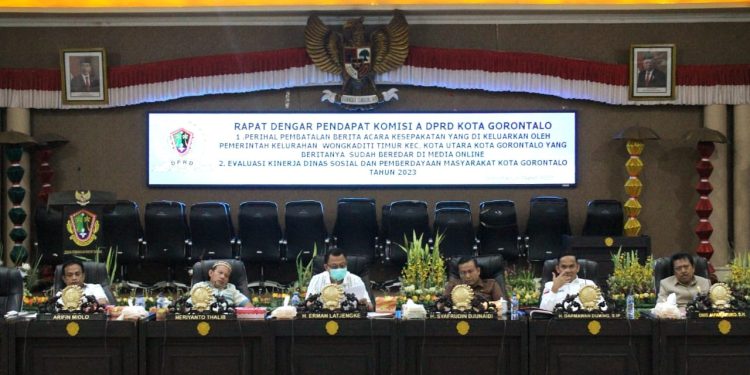Rapat Kerja Komisi A DPRD Kota Gorontalo bersama Dinas Sosial dan Pemberdayaan Masyarakat Kota Gorontalo 2023, Senin (6/3/2023).(Humas Dekot Gorontalo)