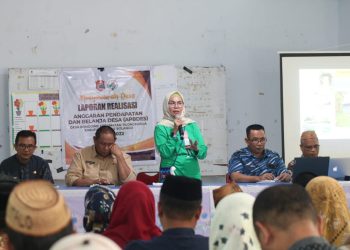 Wabup Merlan S. Uloli saat memimpin Rapat Penurunan Stunting dan Kemiskinan di Aula PKBM Desa Bongoime, Kecamatan Tilongkabila, Jumat (24/3/2023). (Foto Indra/Gopos)