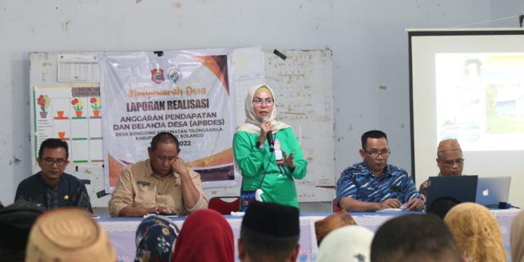 Wabup Merlan S. Uloli saat memimpin Rapat Penurunan Stunting dan Kemiskinan di Aula PKBM Desa Bongoime, Kecamatan Tilongkabila, Jumat (24/3/2023). (Foto Indra/Gopos)