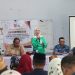 Wabup Merlan S. Uloli saat memimpin Rapat Penurunan Stunting dan Kemiskinan di Aula PKBM Desa Bongoime, Kecamatan Tilongkabila, Jumat (24/3/2023). (Foto Indra/Gopos)
