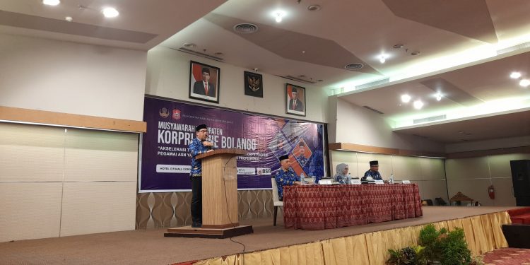 Bupati Hamim Pou saat memberikan sambutan sekaligus membuka Musyawarah Kabupaten Korpri Bone Bolango Tahun 2023 di Hotel Citimall Gorontalo, Senin (6/3/2023) yang juga turut dihadiri oleh Wakil Bupati, Merlan S. Uloli. (Foto Amalia/Diskominfo)