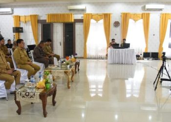 Penjagub Hamka Henda Noer saat mengikuti Rakor Pengendalian Inflasi bersama Mendagri, yang berlangsung secara virtual, Senin (6/3/2023). Rapat ini juga membahas antisipasi kenaikan harga pangan di Indonesia termasuk Cabai Rawit jelang Ramadan. (Foto – Fikry)