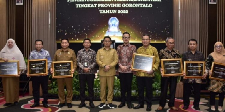 Penjagub Hamka bersama Tim Sembilan (Panitia) penyelenggara Paritrana Award tahun 2022 yang diketuai oleh Penjabat Sekdaprov Gorontalo Syukri Botutihe. (Foto – FIkry)