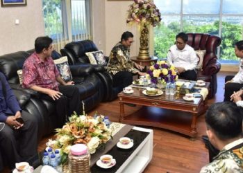 Pertemuan Penjagub Hamka Hendra Noer dengan Wakil Ketua MPR RI Fadel Muhammad di ruang pribadi gubernur, Rabu (8/3/2023). Peremuan ini guna membahas Provinsi Gorontalo direncanakan akan menjadi kawasan pangan nasional. (Foto – Fikry)