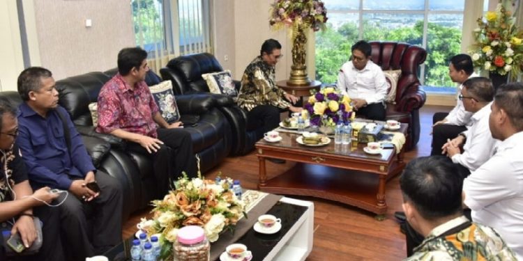 Pertemuan Penjagub Hamka Hendra Noer dengan Wakil Ketua MPR RI Fadel Muhammad di ruang pribadi gubernur, Rabu (8/3/2023). Peremuan ini guna membahas Provinsi Gorontalo direncanakan akan menjadi kawasan pangan nasional. (Foto – Fikry)