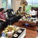 Pertemuan Penjagub Hamka Hendra Noer dengan Wakil Ketua MPR RI Fadel Muhammad di ruang pribadi gubernur, Rabu (8/3/2023). Peremuan ini guna membahas Provinsi Gorontalo direncanakan akan menjadi kawasan pangan nasional. (Foto – Fikry)